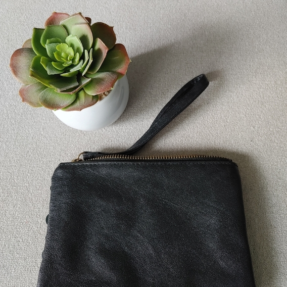 *FREE* Wristlet (When Purchased With 3 For $30 Deal) - Picture 2 of 3